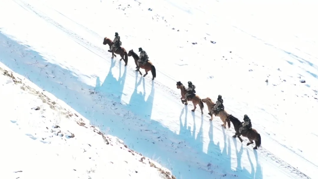 迎著朝陽在邊防線上巡邏的執(zhí)勤官兵。賴志強(qiáng) 攝.webp.jpg