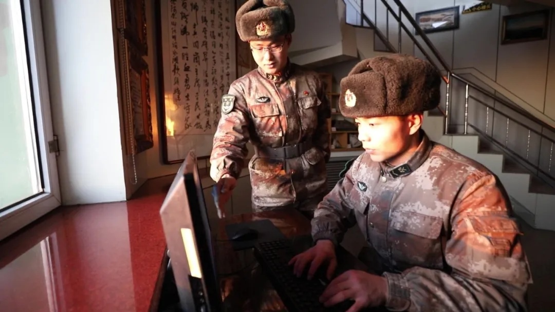 哨所內(nèi)，官兵們熟練操作視頻監(jiān)控系統(tǒng).webp.jpg