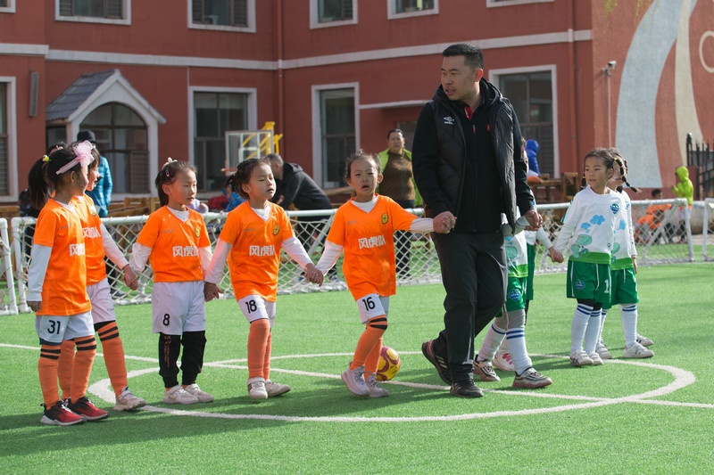 8.趣味比賽結(jié)束后，足球教師武穆帶領(lǐng)孩子們到場(chǎng)邊謝場(chǎng).jpg