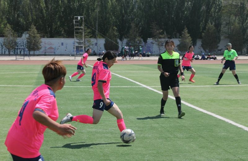 3.大學生足球聯(lián)賽本科組比賽現(xiàn)場，內(nèi)蒙古民族大學（粉色）對陣呼和浩特民族學院.JPG