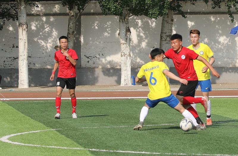 2.大學生足球聯(lián)賽本科組比賽現(xiàn)場，內(nèi)蒙古工業(yè)大學（紅色）對陣內(nèi)蒙古醫(yī)科大學.jpg