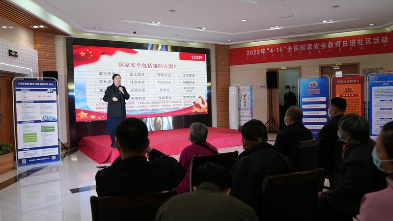 線下聯(lián)合各國家安全委員單位同步開展“國家安全進(jìn)社區(qū)”活動(dòng)，現(xiàn)場通過以國家安全知識(shí)問答為主線，穿插烏蘭牧騎演出、國家安全宣講、發(fā)放國家安全法律法規(guī)讀本等形式，圍繞什么是國家安全、國家安全包含哪些內(nèi)容、如何維護(hù)國家安全等方面，為社區(qū)老百姓開展宣傳宣講，同時(shí)作為現(xiàn)場“進(jìn)社區(qū)”活動(dòng)與線上直播活動(dòng)連線，把現(xiàn)場熱烈氣氛帶到網(wǎng)絡(luò)，與大家共同分享。 (4)_副本.jpg