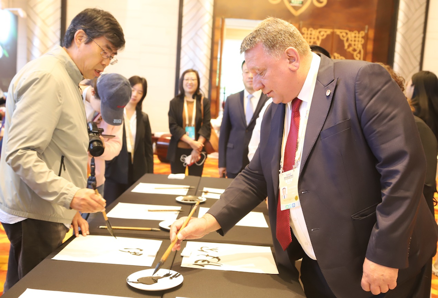 非遺、書(shū)法、文創(chuàng)齊亮相！2025年國(guó)家重要橋頭堡智庫(kù)論壇讓中外嘉賓讀懂北疆文化