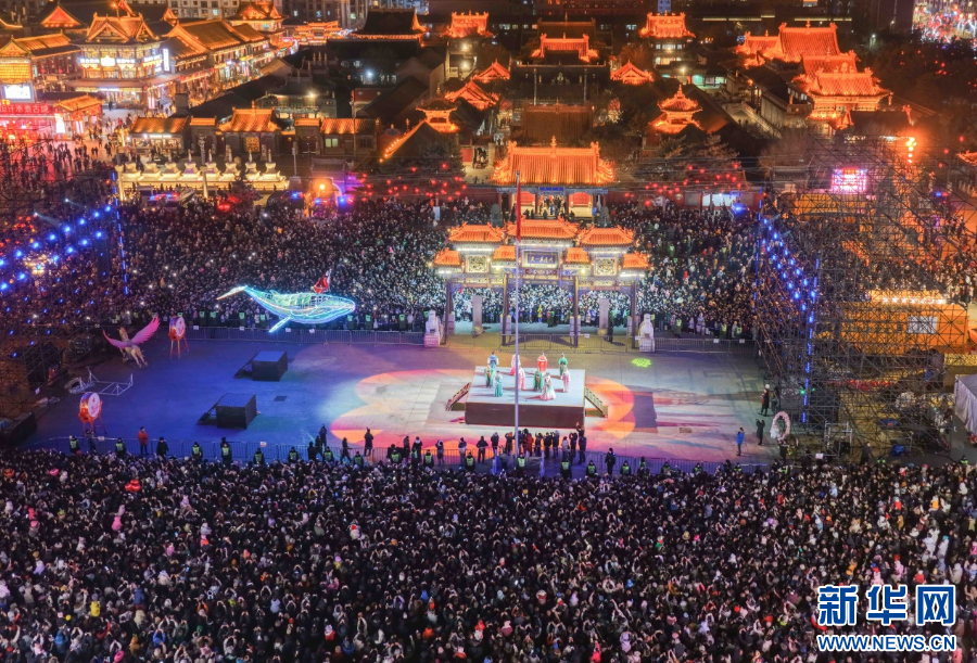 2025年12月31日晚，呼和浩特市玉泉區(qū)塞上老街旅游休閑街區(qū)跨年夜活動(dòng)現(xiàn)場(chǎng)游人如織。新華網(wǎng)發(fā)（丁根厚 攝）.jpg
