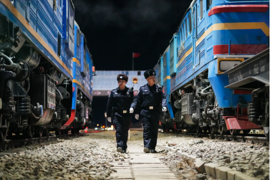 20260104移民管理警察正在對夜間出境列車進(jìn)行查驗1.png