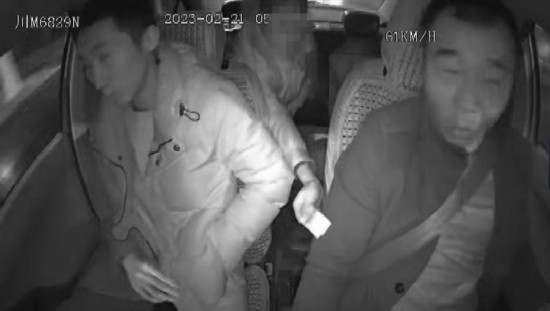 凌晨女子打車到江邊，并掏出百元大鈔給司機稱不用找了。資陽公安供圖