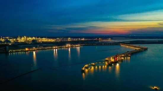 圖為中科煉化自建港口碼頭，30萬噸級(jí)原油泊位