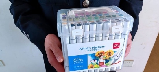 民警送上的馬克筆。資陽(yáng)市公安供圖