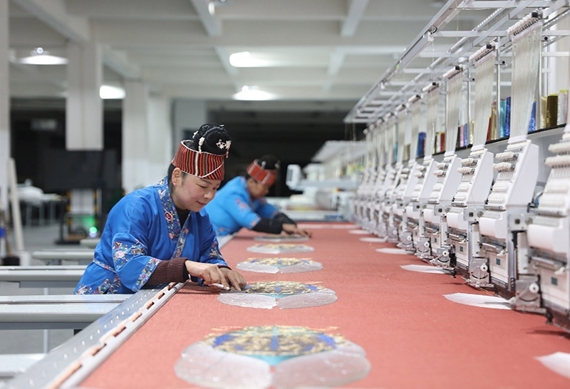2023年2月13日，貴州省黔東南苗族侗族自治州施秉縣工業(yè)園區(qū)，工人在機繡車間作業(yè)。