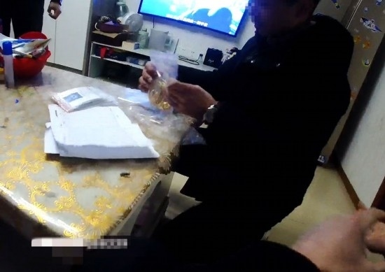 失主對(duì)照清單清點(diǎn)黃金等貴重物品。資陽(yáng)市公安供圖