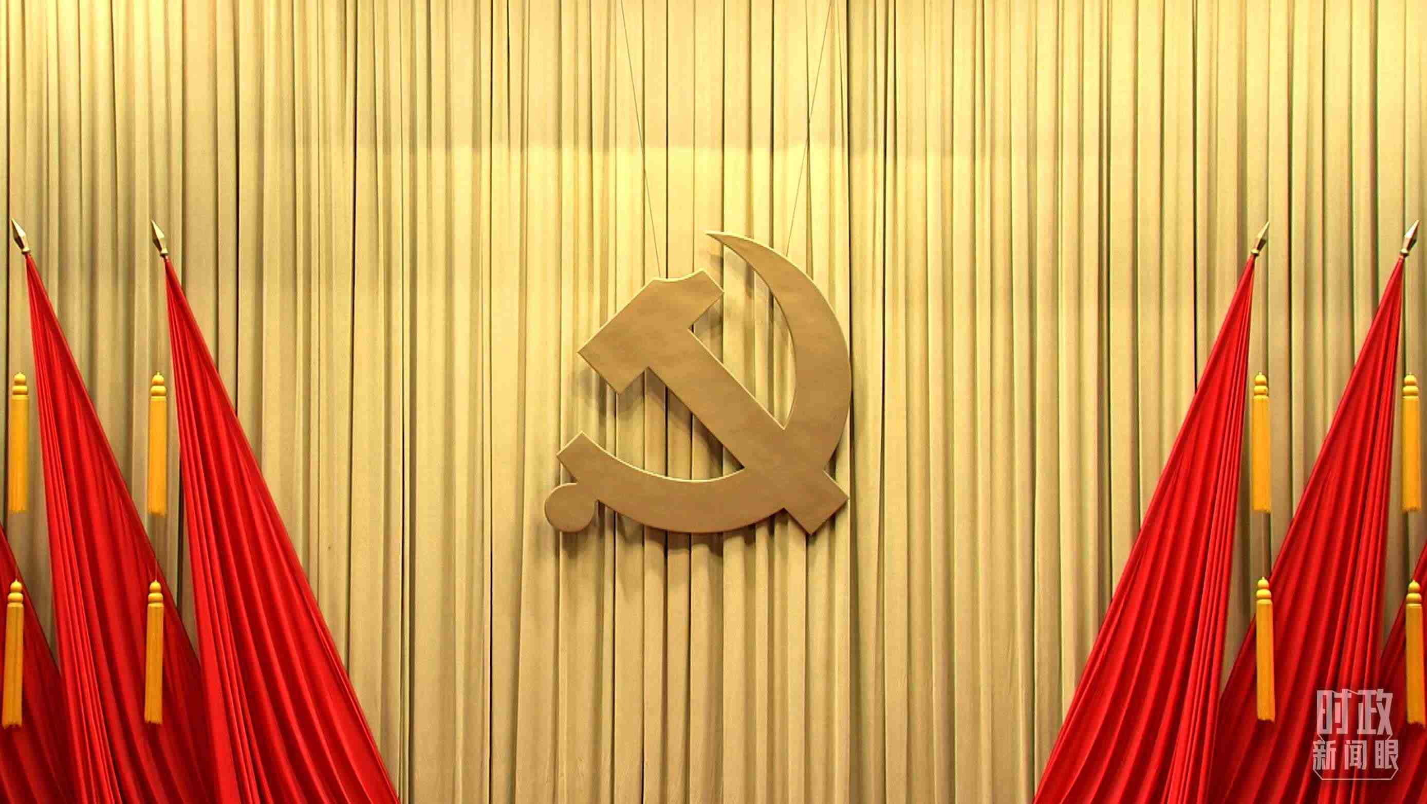 △會(huì)場(chǎng)上莊嚴(yán)的黨徽。（總臺(tái)央視記者郭鴻拍攝）