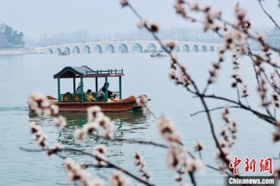 20日，頤和園游船開航。<a target='_blank' data-cke-saved-href='/' href='/'><p align=