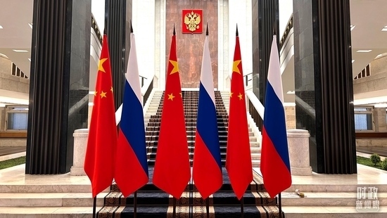 △習(xí)主席在這里同米舒斯京總理握手合影。（總臺(tái)央視記者程鋮拍攝）