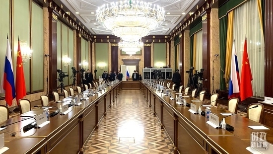 △俄羅斯聯(lián)邦政府大廈內(nèi)，習(xí)主席在這里會(huì)見俄羅斯總理米舒斯京。（總臺(tái)央視記者段德文拍攝）