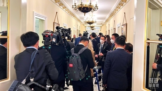  △等待進(jìn)入會(huì)場(chǎng)的新聞?dòng)浾邤D滿走廊。（總臺(tái)央視記者程鋮拍攝）