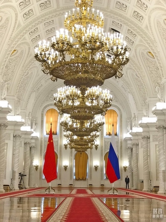 △克里姆林宮喬治大廳，習(xí)主席在這里同普京總統(tǒng)握手合影。（總臺(tái)央視記者石偉明拍攝）