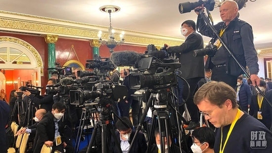 △等待中俄兩國(guó)元首共見記者的中外媒體同仁。（總臺(tái)央視記者段德文、李輝拍攝）