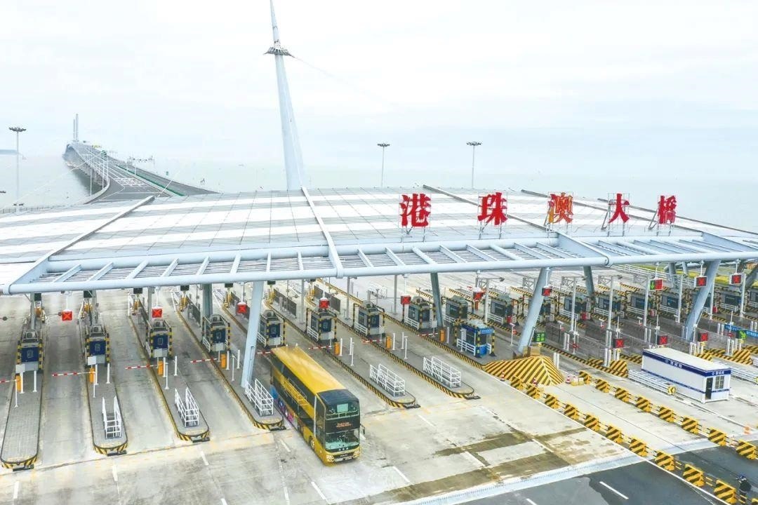 △一輛從香港開(kāi)往珠海的港珠澳大橋穿梭巴士入境珠海。