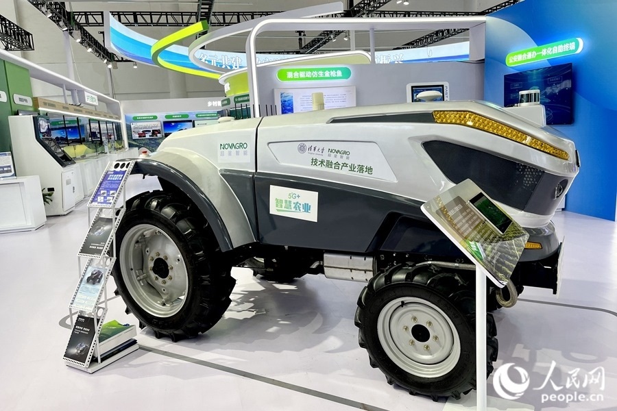 通過(guò)手機(jī)，就能指揮新能源無(wú)人駕駛拖拉機(jī)在田里作業(yè)。人民網(wǎng) 錢嘉禾攝