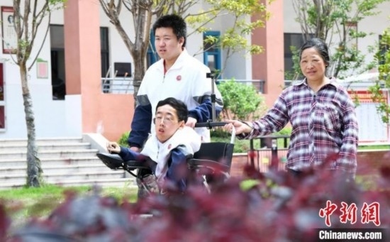 碰上天氣好，朱金祥就會(huì)利用休息時(shí)間，和鐘華強(qiáng)母親將其推出來(lái)賞賞花，曬曬太陽(yáng)，呼吸一下外面的新鮮空氣。 卓忠偉 攝