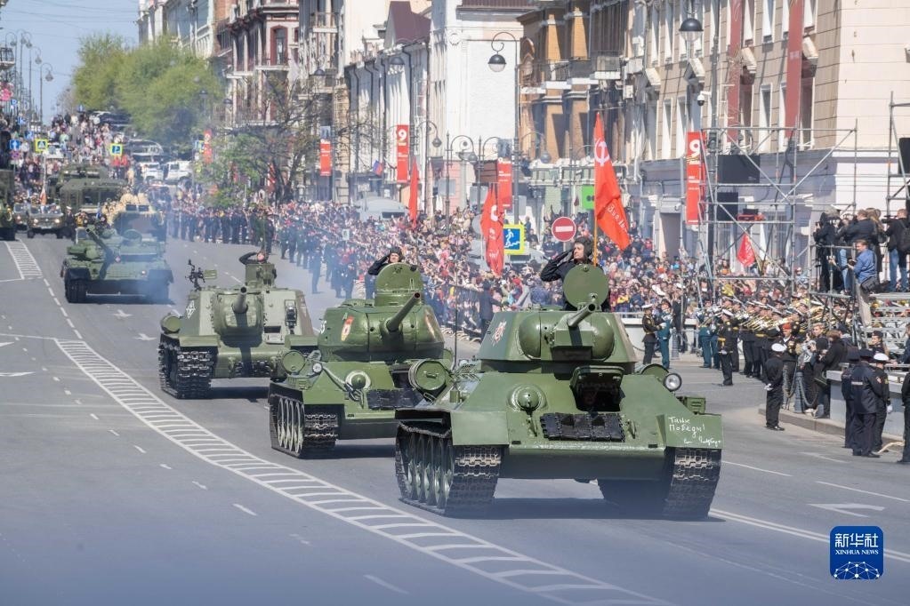 5月9日，在俄羅斯符拉迪沃斯托克市，坦克編隊參加閱兵式。新華社發(fā)（郭飛洲攝）