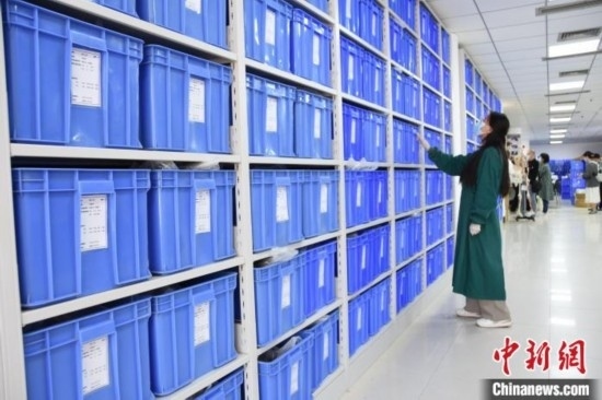 圖為鄭州大學(xué)人骨考古實(shí)驗(yàn)室內(nèi)的骨骼標(biāo)本庫(kù)。王宇 攝