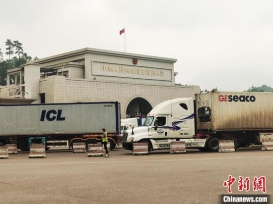 近日，位于中越邊境廣西憑祥市的友誼關(guān)口岸車水馬龍，裝載著東盟水果的跨境車輛來往不斷。黃艷梅 攝