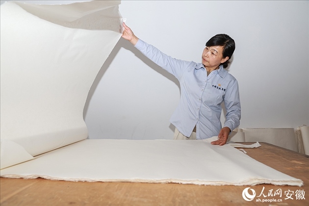 制簾需要將蔑條通過專門的小孔磨細(xì)。人民網(wǎng)記者 張俊攝