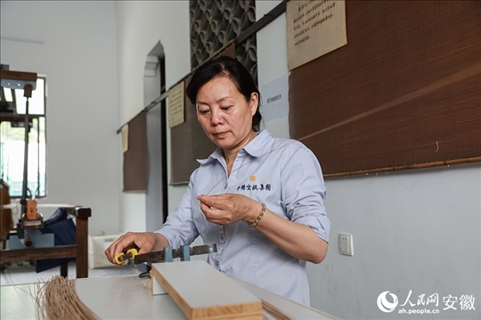 撈紙需要兩位師傅默契配合。人民網(wǎng)記者 張俊攝