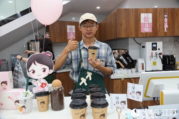 謝雨橋展示制作好的咖啡。人民網(wǎng)記者 馬曉波攝