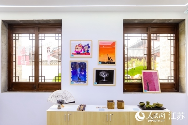 “棲棲小店”的文創(chuàng)產(chǎn)品展示廳。人民網(wǎng)記者 馬曉波攝