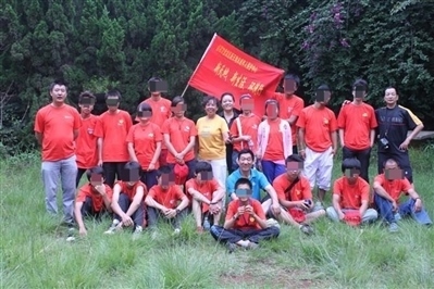 項目辦開展活動合影，喬海云（后排中，黑衣）和張月如（后排右一）