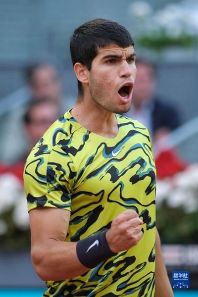5月7日，阿爾卡拉斯在比賽中慶祝得分。當日，在西班牙馬德里網(wǎng)球公開賽男單決賽中，西班牙選手阿爾卡拉斯以2比1戰(zhàn)勝德國選手施特魯夫，奪得冠軍。新華社記者 孟鼎博 攝