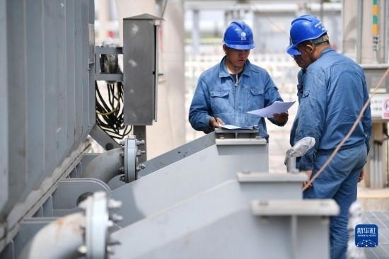 5月27日，電力工人在工程現(xiàn)場進(jìn)行檢修作業(yè)。