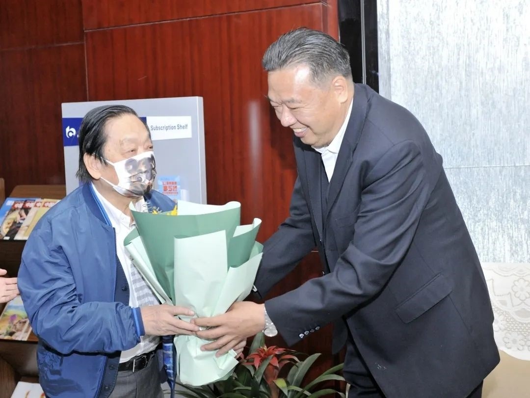 ▲青海省政協(xié)副主席、青海省林草局黨組書記、局長、祁連山國家公園青海省管理局局長李曉南在機(jī)場迎接韓美林