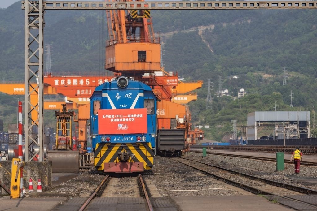 這是2023年4月27日，太平船務(wù)——西部陸海新通道江鐵海聯(lián)運(yùn)非洲專列在重慶果園港魚嘴站等待發(fā)車。