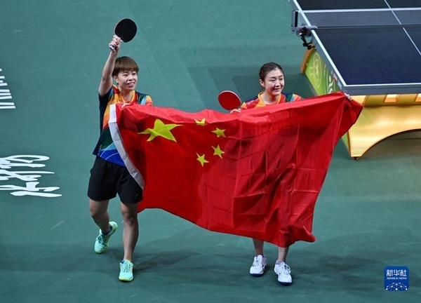 5月27日，陳夢（右）/王藝迪慶祝勝利。當(dāng)日，在南非德班進行的2023年世界乒乓球錦標(biāo)賽女子雙打決賽中，中國選手陳夢/王藝迪以3比0戰(zhàn)勝韓國選手田志希/申裕斌，奪得冠軍。新華社記者 陶希夷攝