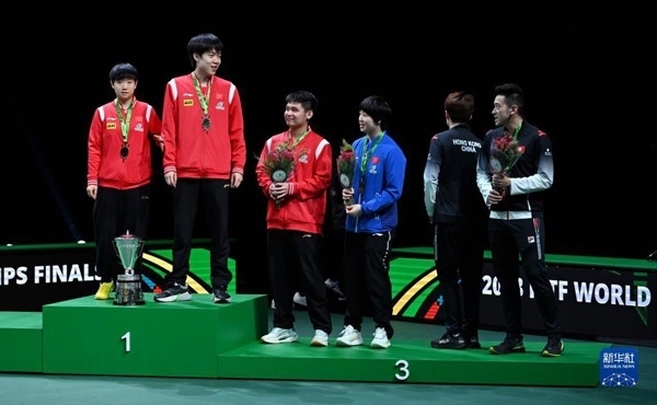 5月26日，冠軍中國組合王楚欽（左二）/孫穎莎（左一）與季軍中國組合林詩棟（左三）/蒯曼（左四）、中國香港組合黃鎮(zhèn)廷（右一）/杜凱琹在頒獎儀式后交流。新華社記者 陶希夷攝