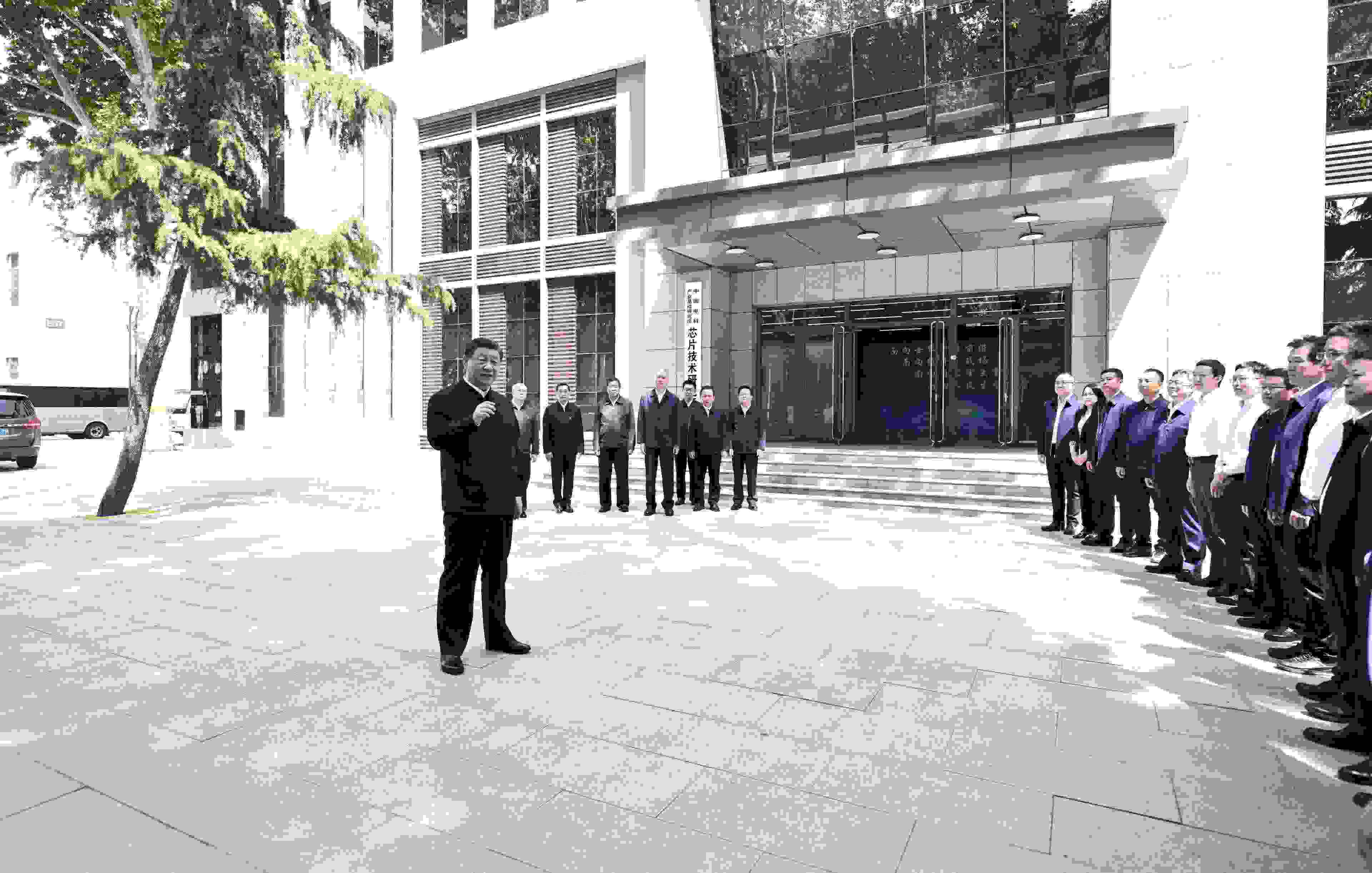 △2023年5月12日，習近平總書記在中國電科產(chǎn)業(yè)基礎(chǔ)研究院同科技工作者交流。