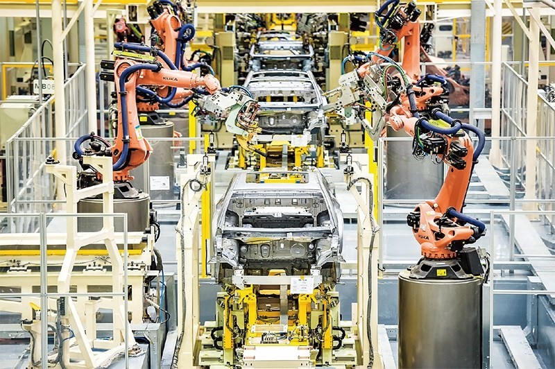 發(fā)展新能源汽車是我國從汽車大國邁向汽車強國的必由之路。2022年中國新能源汽車產(chǎn)銷分別實現(xiàn)705.8萬輛和688.7萬輛，連續(xù)8年位居世界第一。圖為廣汽埃安第一智造中心焊裝車間正在熱火朝天地生產(chǎn)。 廣汽埃安新能源汽車股份有限公司供圖