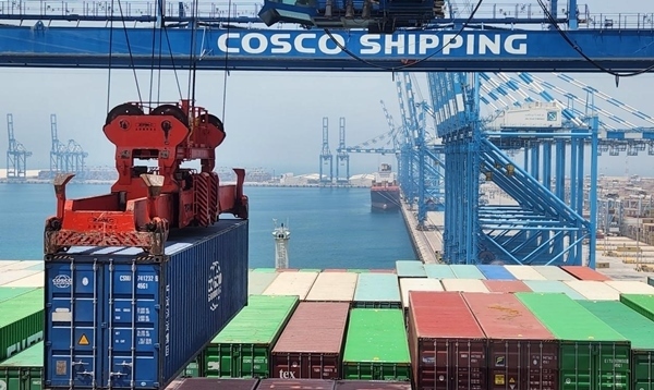 圖為“東方西班牙”輪在裝載貨物。人民網(wǎng)記者 管克江 攝