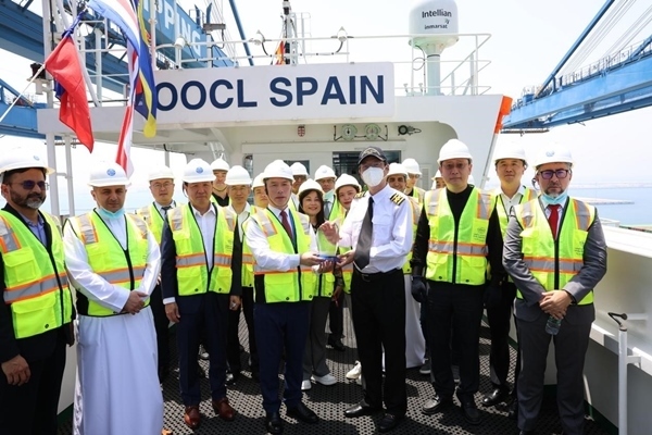圖為與會嘉賓參觀“東方西班牙”輪。中遠(yuǎn)海運(yùn)港口阿布扎比碼頭供圖