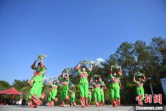 市民在跳廣場舞。 唐小晴 攝