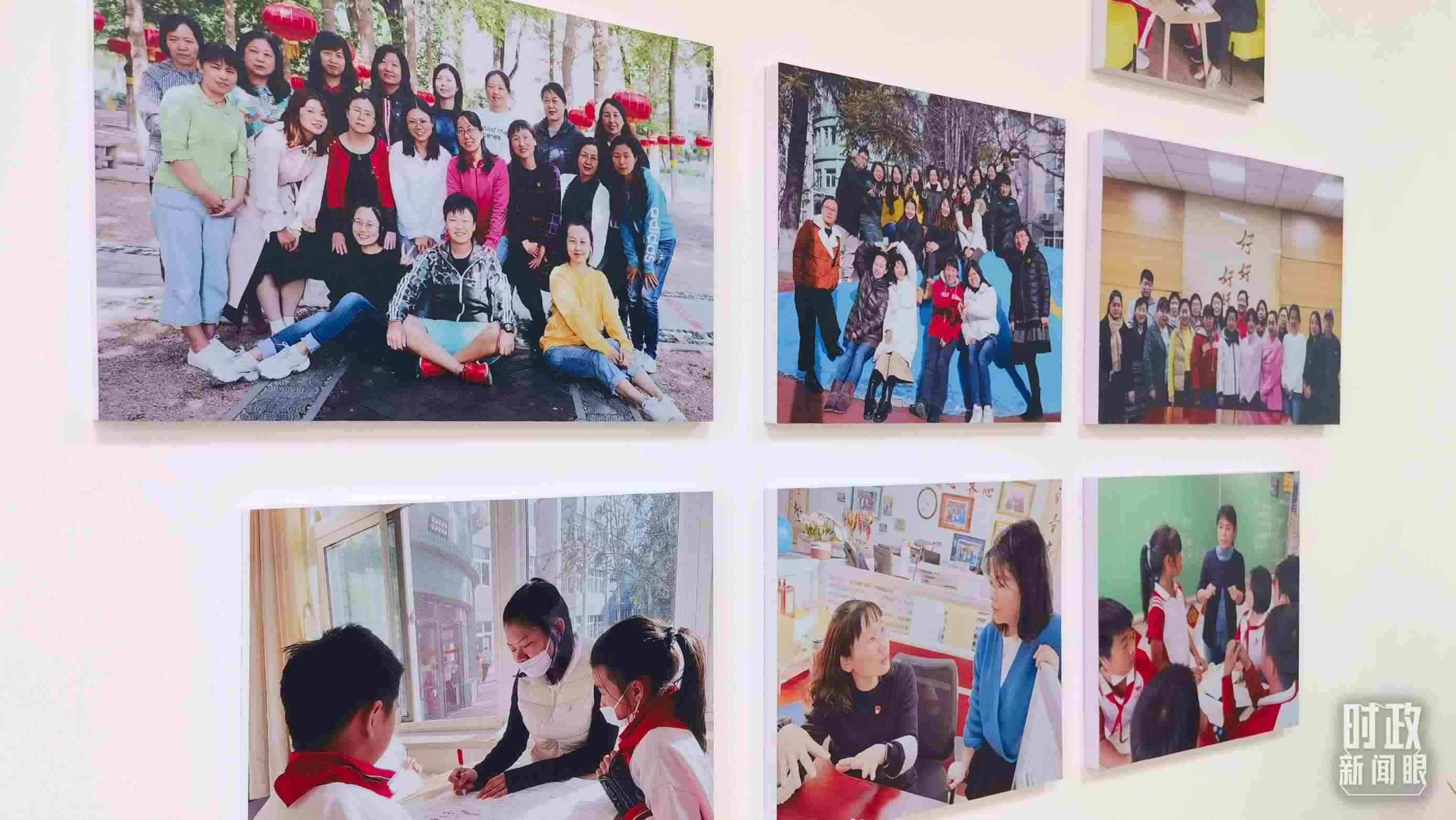 △五年級(jí)教師辦公室內(nèi)的合影展板。（總臺(tái)央視記者賈林拍攝）