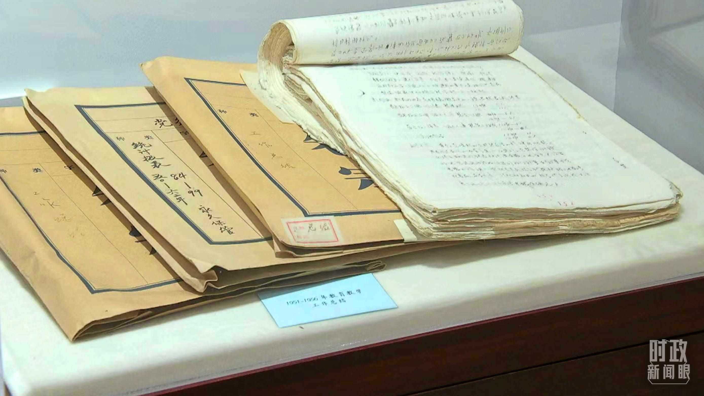 △校史館內(nèi)的教育教學(xué)工作總結(jié)展陳。（總臺(tái)央視記者金雨秋拍攝）