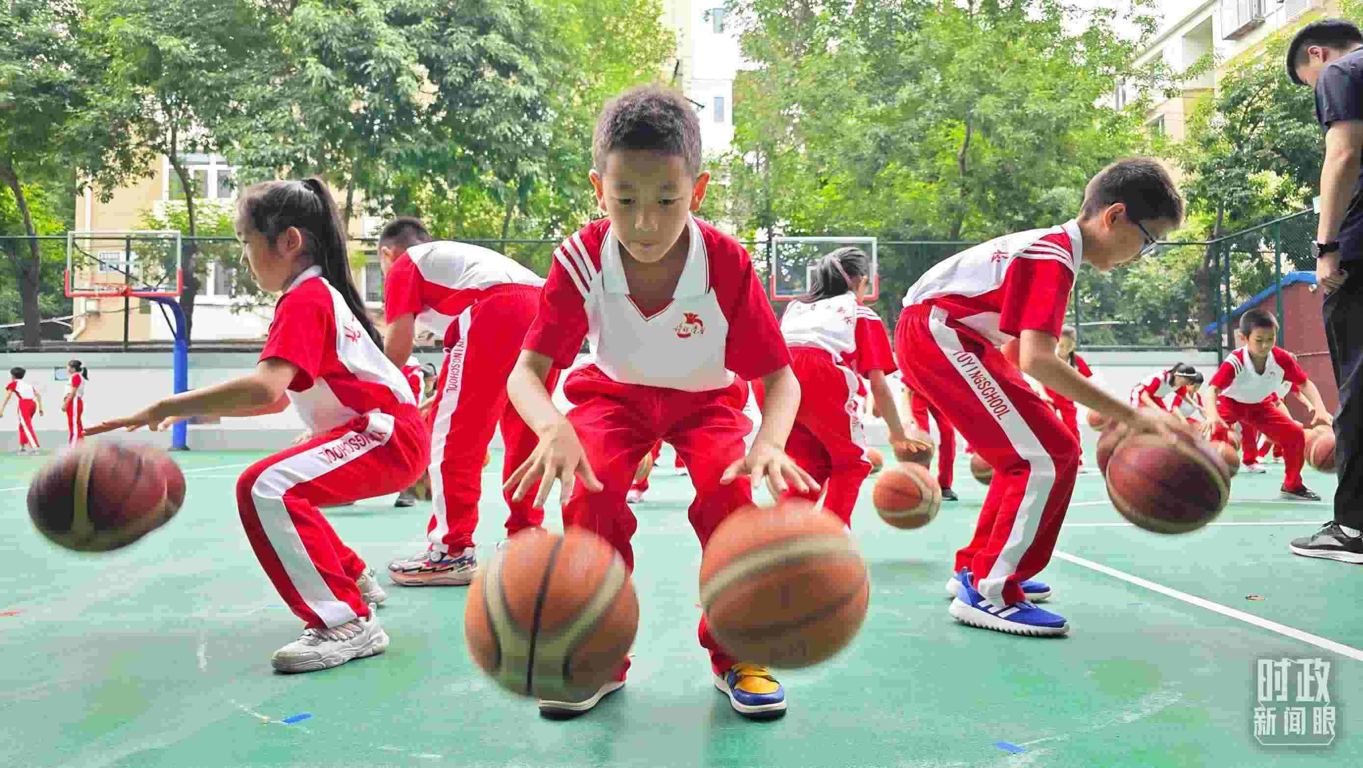 △學(xué)生正在打籃球。（總臺(tái)央視記者彭漢明拍攝）