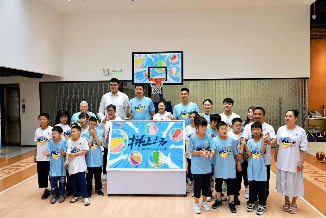 嘉賓與特奧小運動員在活動結(jié)束后合影。人民網(wǎng)記者 郝帥攝