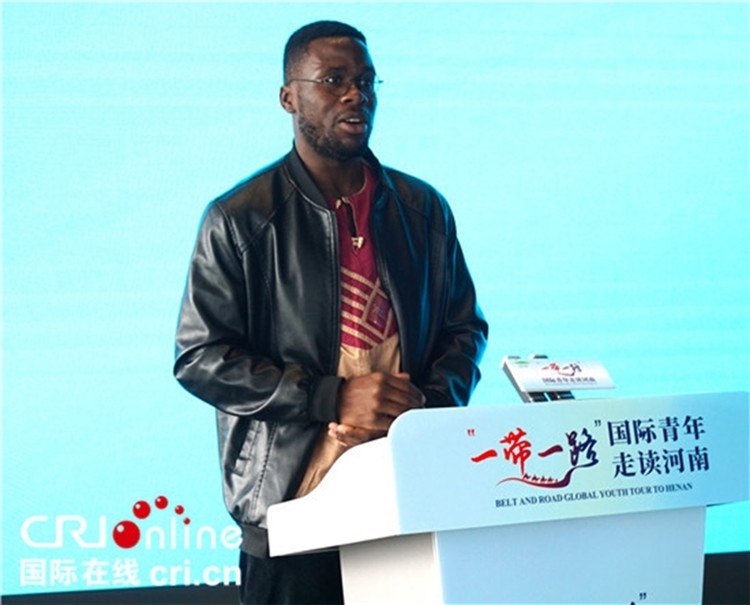 國際青年代表奕曉龍發(fā)言。賈親親 攝