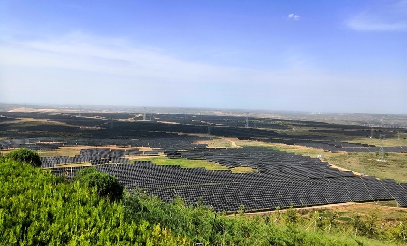 伊金霍洛旗天驕綠能50萬千瓦采煤沉陷區(qū)生態(tài)治理光伏發(fā)電示范項目一角。人民網(wǎng)記者 孫博洋攝
