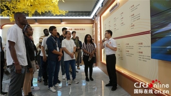 “一帶一路”國(guó)際青年走進(jìn)信陽羅山 看“紅”“綠”資源助力鄉(xiāng)村未來_fororder_“一帶一路”國(guó)際青年采風(fēng)團(tuán)了解何家沖村史 攝影 賈親親.JPG